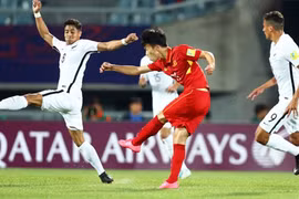 越南U20队（红衣）战平新西兰U20队。