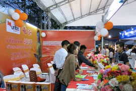 附图：2017年越老贸易展销会。（图片来源：越通社）