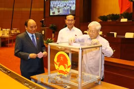 ​越南党与国家领导投票通过交通运输部部长和政府总监察长等职务的任命事宜。（图片来源：越通社）
