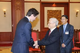 越共中央总书记阮富仲与国会主席阮氏金银分别会见加拿大总理特鲁多