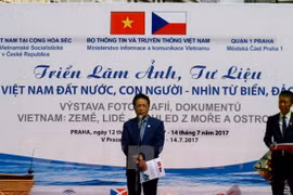 越南信息传媒部副部长黄永宝在图片展上发表讲话。