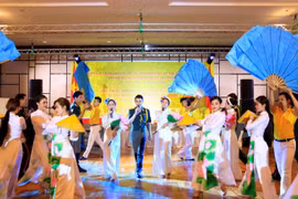 越南驻老挝大使馆举行活动 庆祝8月革命和9•2国庆节