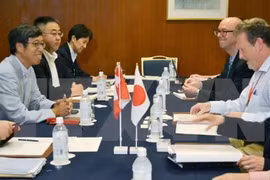 日本与加拿大谈判代表团12日就TPP展开讨论。