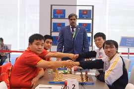 包括黎光廉和阮玉长山的越南队（右边）在比赛中（图片来源：体育报）