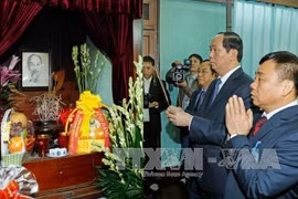 越南国家主席陈大光上香缅怀胡志明主席（图片来源：越通社）