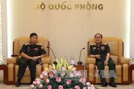 越南国防部副部长陈单（右）会见老挝人民军总后勤局主任冯马昆中将。