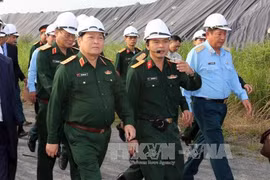 越南国防部长吴春历视察岘港机场橙剂污染清理项目（图片来源：越通社）