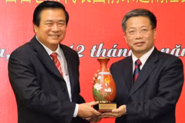 越南隆安省委书记、省人民议会主席范文让向百色市委书记、市人大常委会主任彭晓春赠送纪念品。