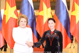 越南国会主席与俄联邦委员会主席举行会谈