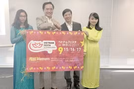 越南驻日本大使阮国强介绍2017年神奈川县越南文化节活动。