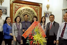 越共中央民运部长张氏梅（左三）​向天主教教徒典范赠送鲜花