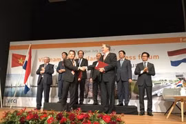 阮景静与STC Foundation 集团主席在签署仪式。（图片来源：越通社）
