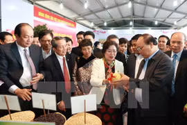 阮春福总理走访河南省高科技农业发展与投资股份公司。