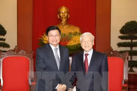越共中央总书记阮富仲会见老挝政府总理通伦·西苏里。（图片来源：越通社）