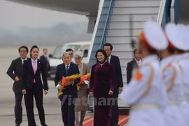 日本天皇明仁和皇后美智子抵达河内对越南进行首次国事访问（图片来源：越通社）