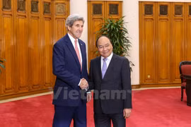 越南政府总理阮春福会见美国国务卿约翰•克里（图片来源：越通社）
