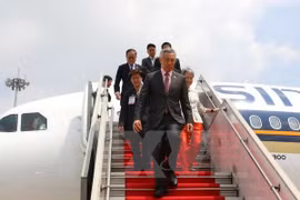 李显龙一行抵达越南