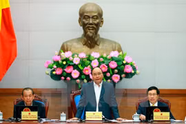 越南政府总理阮春福在例行会议上发表讲话。（图片来源：越通社）