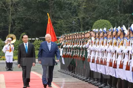 越南国家主席陈大光（左）与以色列总统鲁文·里夫林检阅仪仗队。（图片来源：越通社）