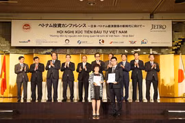 越南TH集团同日本国际综合技术合作集团之间投资合作协议文本交换仪式。