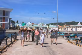 赴富国岛旅游的游客。