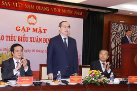 ​越南祖国阵线中央委员会主席阮善仁在旅外模范越侨代表见面会上发表讲话（图片来源：因特网）
