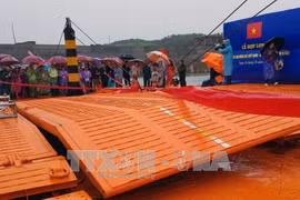 浮桥合龙仪式场景（图片来源：越通社） 