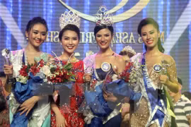 泰国佳丽（右二）加冕东盟友谊小姐。