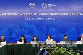 各位代表在5月11日举行的APEC科技创新政策伙伴关系机制(PPSTI)会议。（图片来源：越通社）