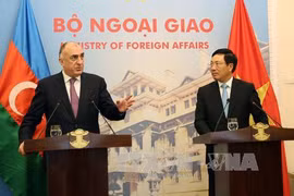 越南政府副总理兼外交部长范平明（右）​与阿塞拜疆外交部长埃利马尔·马梅德亚罗夫。