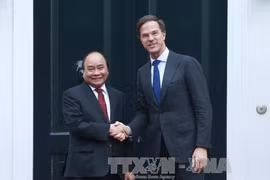 阮春福（左）与马克·吕特。