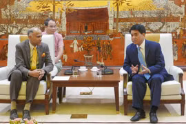 河内市人民委员会主席阮德钟（右）与印度驻越南大使帕尔瓦塔纳尼·哈里什。