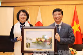 越南国家副主席邓氏玉盛向越南驻日大使馆干部赠送礼物