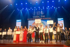 越南岘港大学生与2017年APEC会议知识竞赛总决赛的获奖者。（图片来源：越通社）