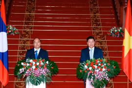 阮春福总理（左）与通伦·西苏里总理会谈后共同会见记者。（图片来源：越通社）
