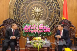 隆安省人民委员会副主席黎晋勇（右）与柬埔寨宗教事务部大臣亨柴。（图片来源：越通社）