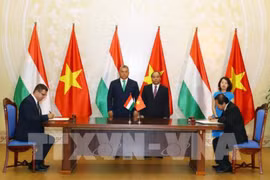 越南政府总理阮春福与匈牙利总理欧尔班·维克多见证越南信息传媒部与匈牙利国家发展部合作关于信息技术与传媒领域合作备忘录的签字仪式。