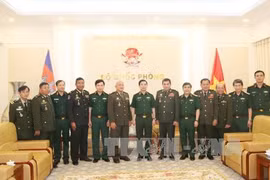 越南人民军总参谋长潘文江中将与柬埔寨王国国防部国务秘书代表团。