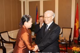 越共中央总书记阮富仲会见柬埔寨人民党中央常委、政府副首相兼柬埔寨-越南友好协会主席梅森安。（图片来源：越通社）