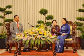 胡志明市市委副书记武氏容（右）会见柬埔寨祖国发展团结阵线理事会副主席兼代秘书长南·瓦丽(图片来源：hcmcpv.org.vn）