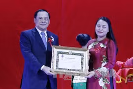 老挝老挝副总理宋赛 • 西潘敦向越南妇女联合会主席阮氏秋河授予二级自由勋章。