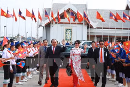 越南政府总理阮春福与夫人在老挝国际机场（图片来源：越通社）