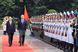  越南国家主席陈大光举行仪式欢迎波兰总统访越