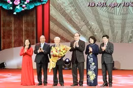 中央竞赛奖励委员会向阮富仲（左三）赠送鲜花。（图片来源：越通社）