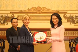 胡志明市人民委员会副主席阮氏秋女士向意大利文化遗产与旅游部副部长多丽娜·比安琪赠送礼物。