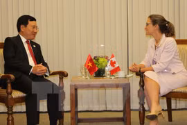 越南政府副总理兼外长范平明(左）会见加拿大外交部长克里斯蒂娅·弗里兰。（图片来源：越通社）
