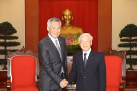 越共中央总书记阮富仲（右）会见新加坡总理李显龙（左）（图片来源：越通社）