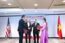 在签字仪式上的越捷航空公司总经理阮氏芳草与CFM国际公司总裁兼首席执行官梅思特。（图片来源：越捷航空公司）