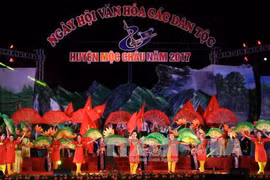 “草原的渴望”艺术节目上的表演节目。