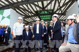 郑廷勇副总理视察河内城市铁路线施工情况（图片来源：越通社）